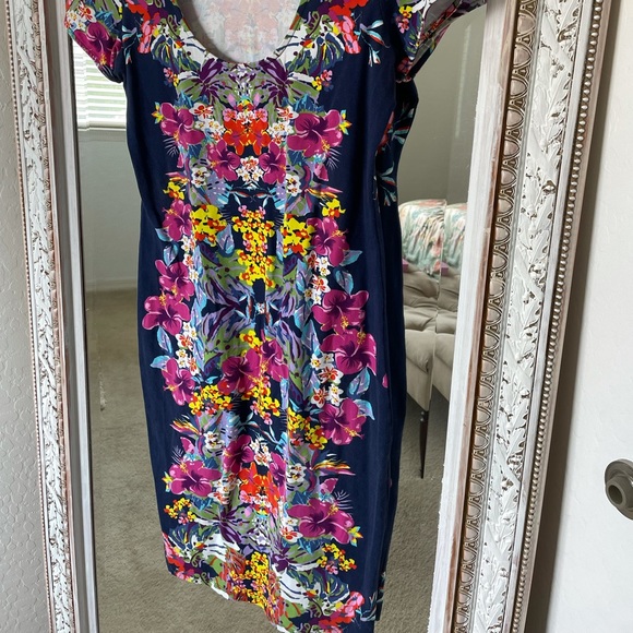 Gorgeous Floral Body Con Dress - Picture 7 of 7